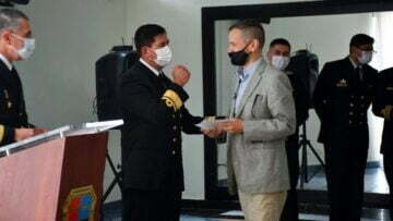 El director de Eko Planet y Eko Bojacá, recibe el reconocimiento del Vice Almirante de la Armada